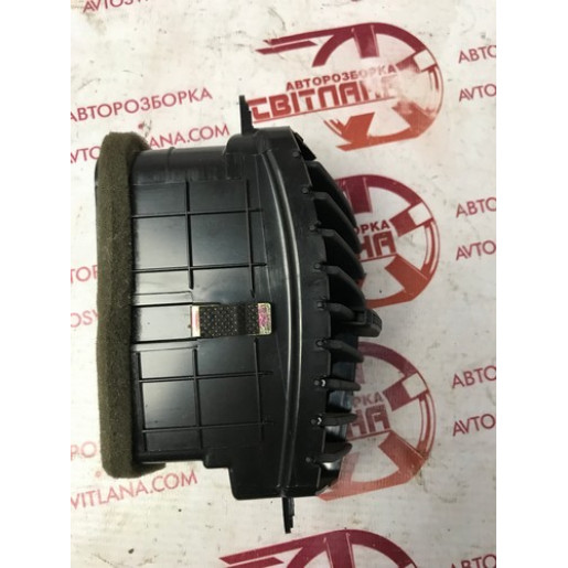 Дефлектор центральний лівий Kia Sorento 2002-2009 974303E000